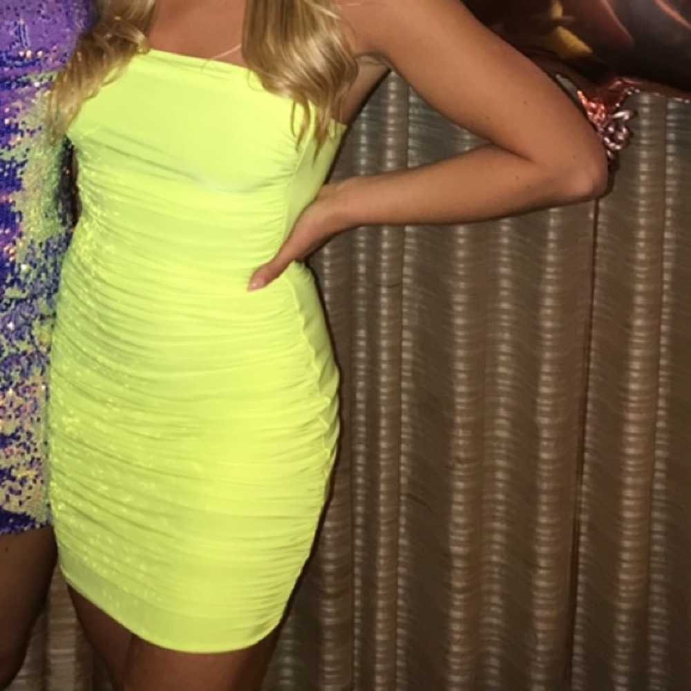Neon green scrunch dress 💚